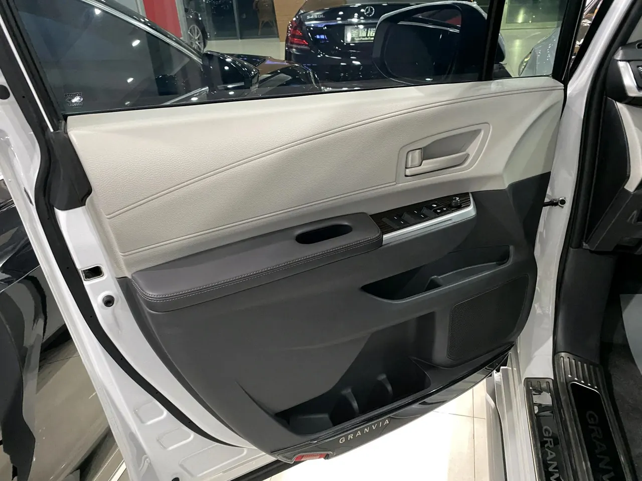 Toyota 2023 Grevia HYBRID 2.5 Stepless Comfort Edition Automatic Transmission 9