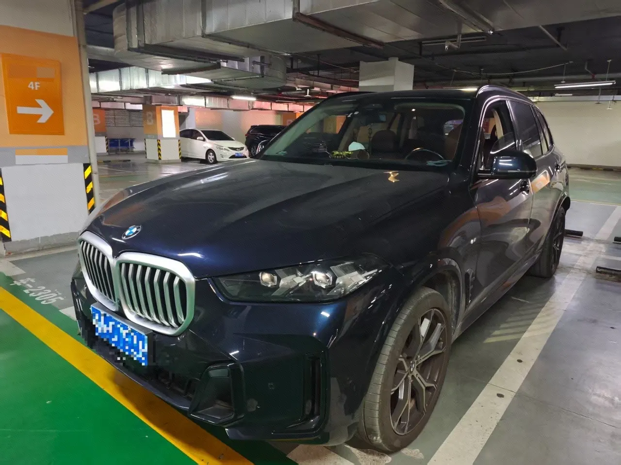 Открыть галерею: BMW 2023 X5 xDrive30Li 48V 2.0T exclusive m sports obsidian night suit automatic gear