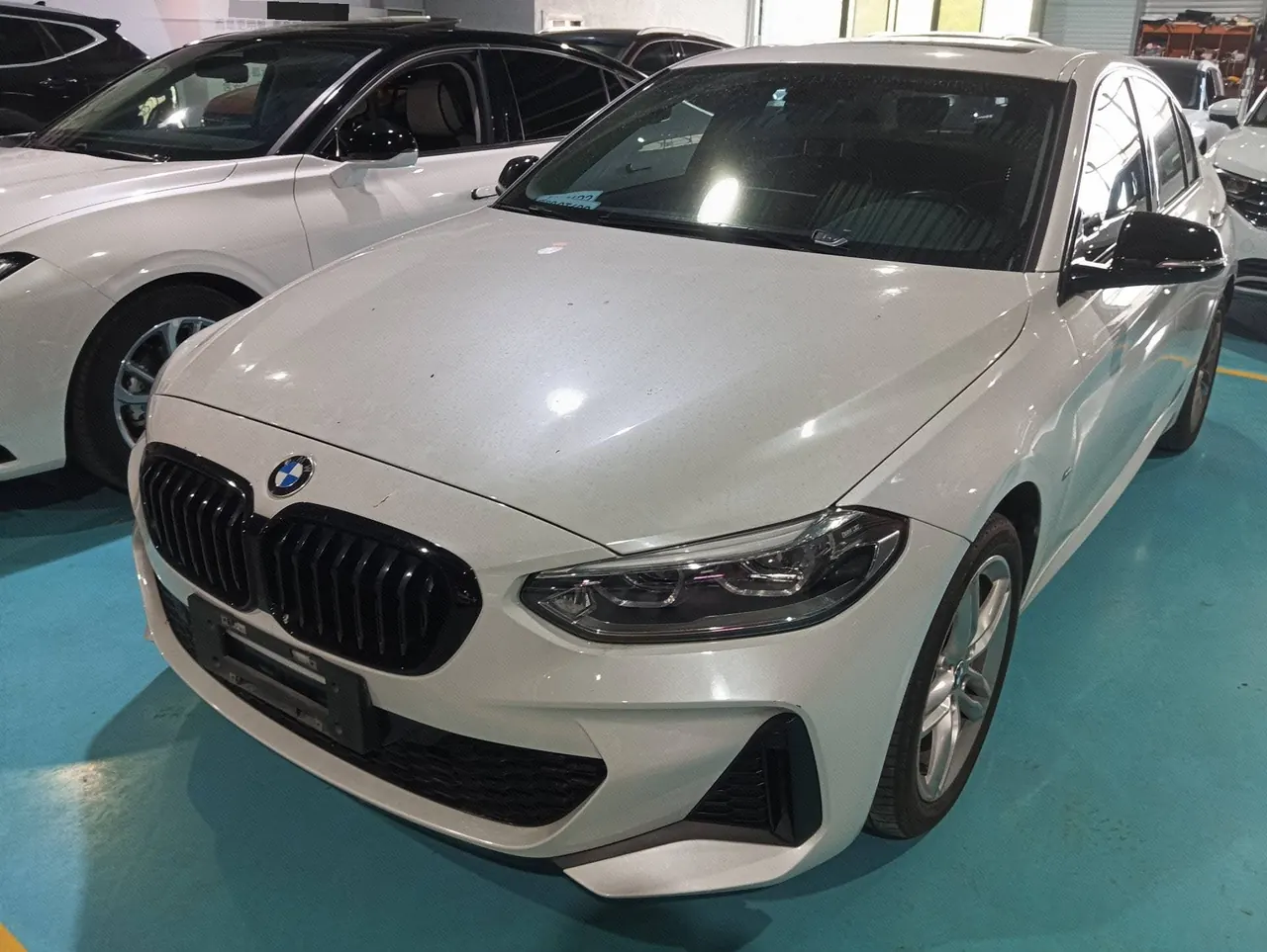 打开图片灯箱:BMW 1 Series 2022 120i 1.5T M Sports Obsidian Night Edition Automatic Gear