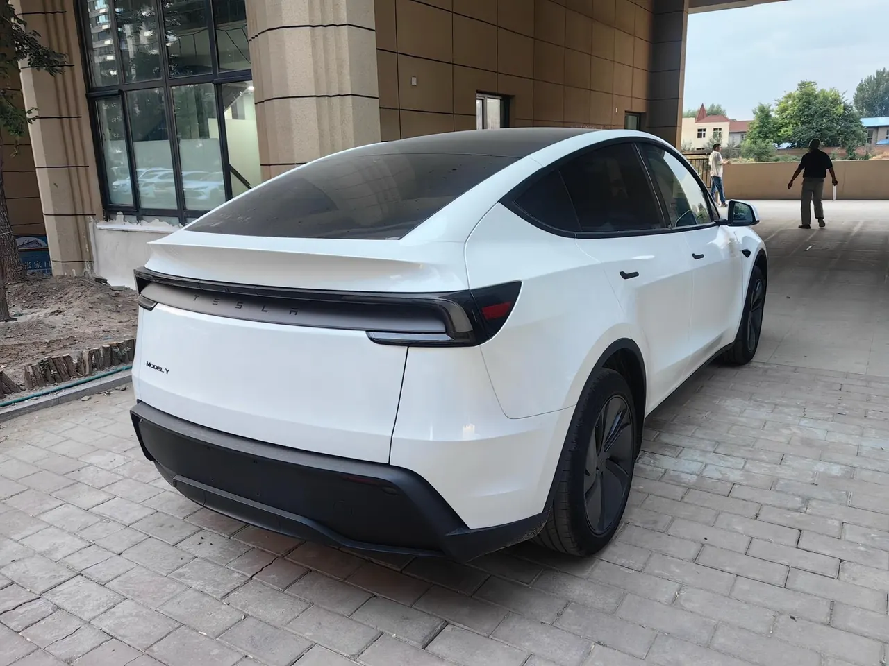 Tesla 2026 Model Y Rear-Wheel-Drive Automatic 3