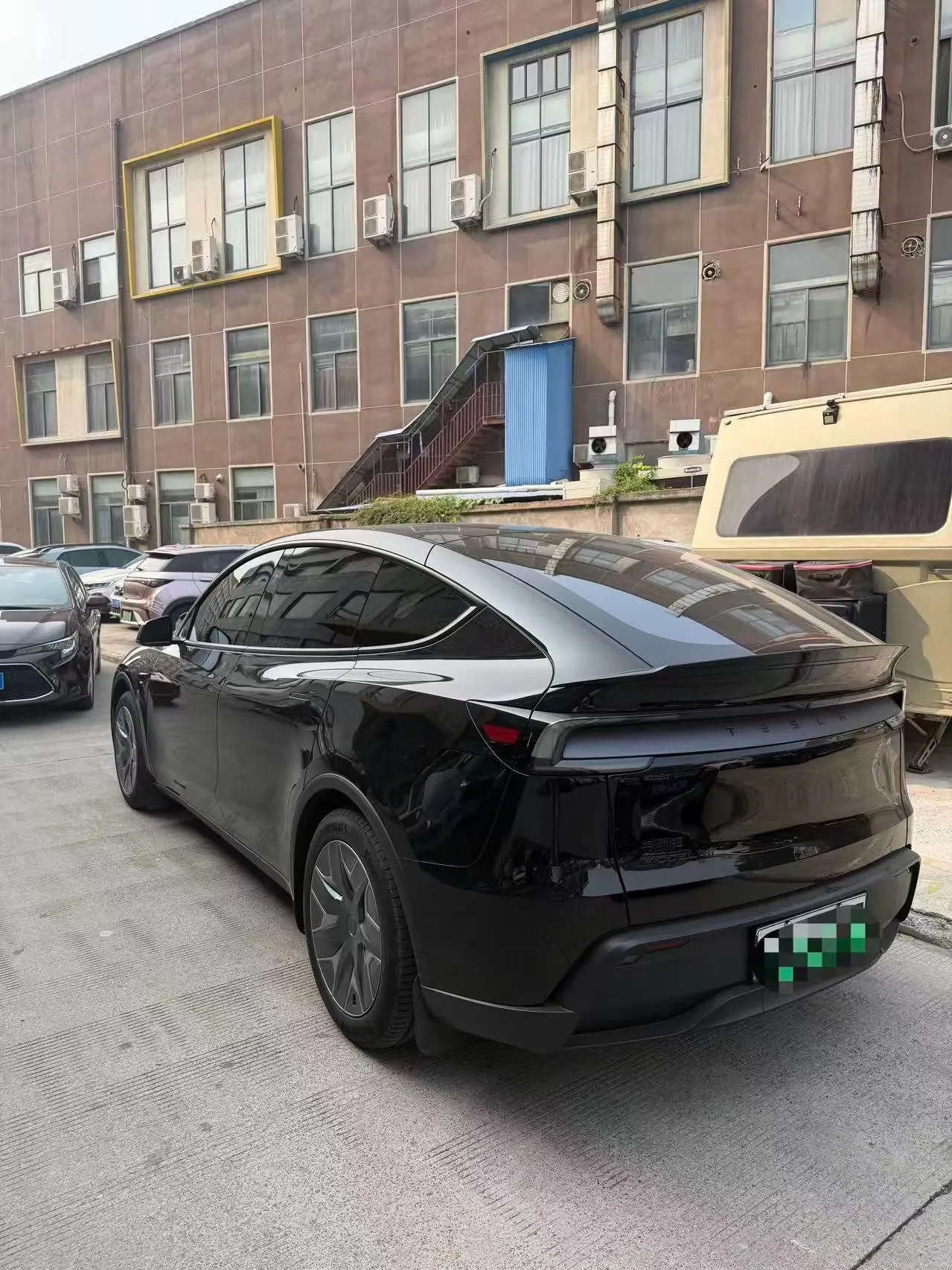 Tesla 2025 Model Y L Long Endurance All-Wheel Drive Automatic Transmission 4