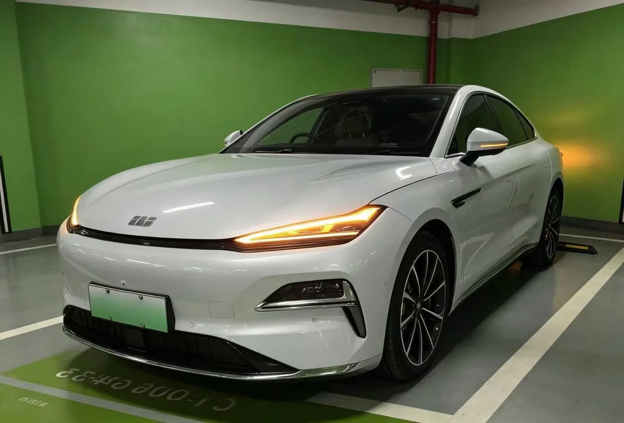 Geely Galaxy 2025 Xingyao 8 EM-i 1.5 130km Premium Edition Automatic Gear - View 1