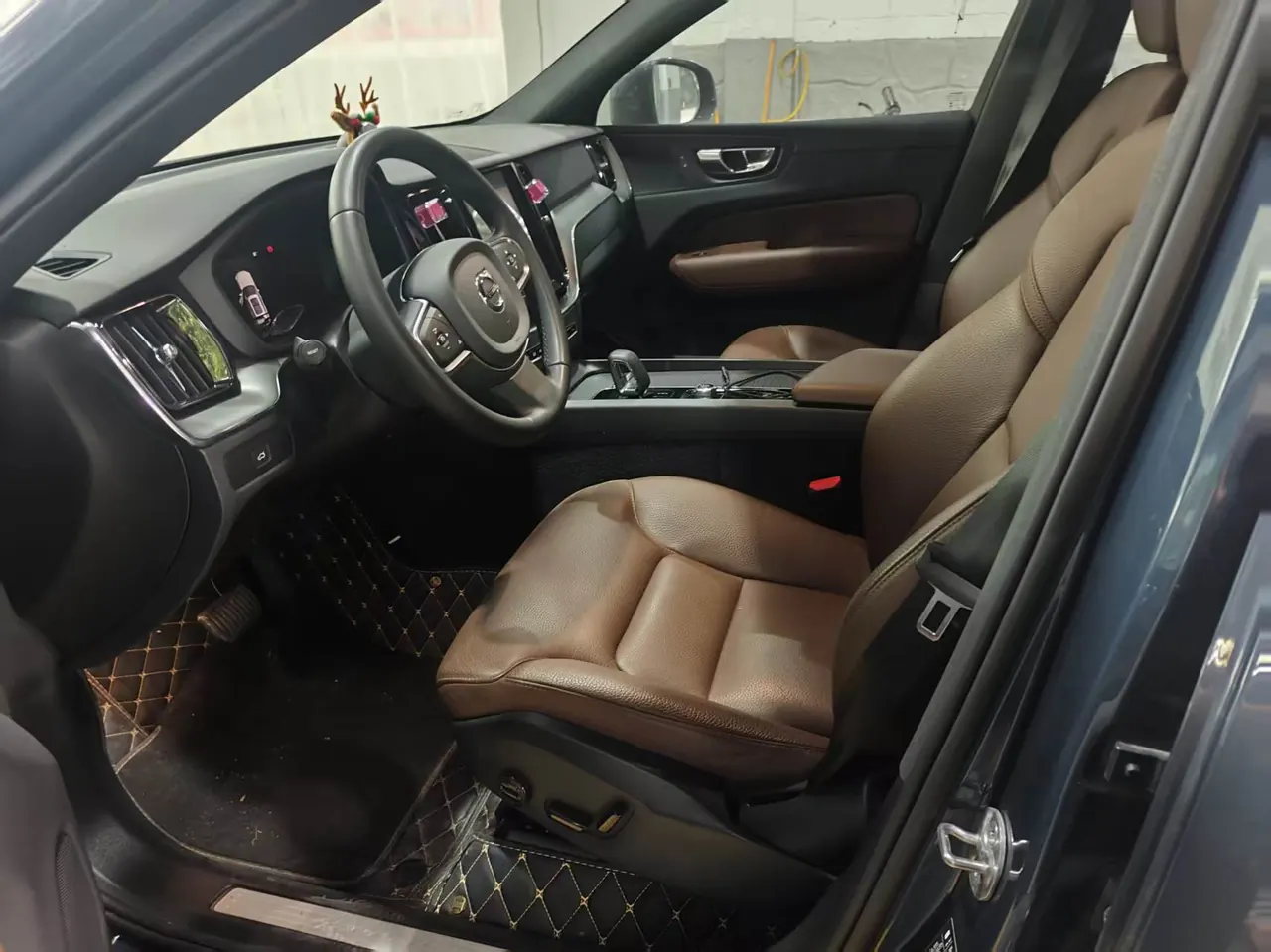 Volvo 2023 XC60 48V 2.0T B5 4-wheel-drive Zhiyi Deluxe Edition Automatic Gear 4