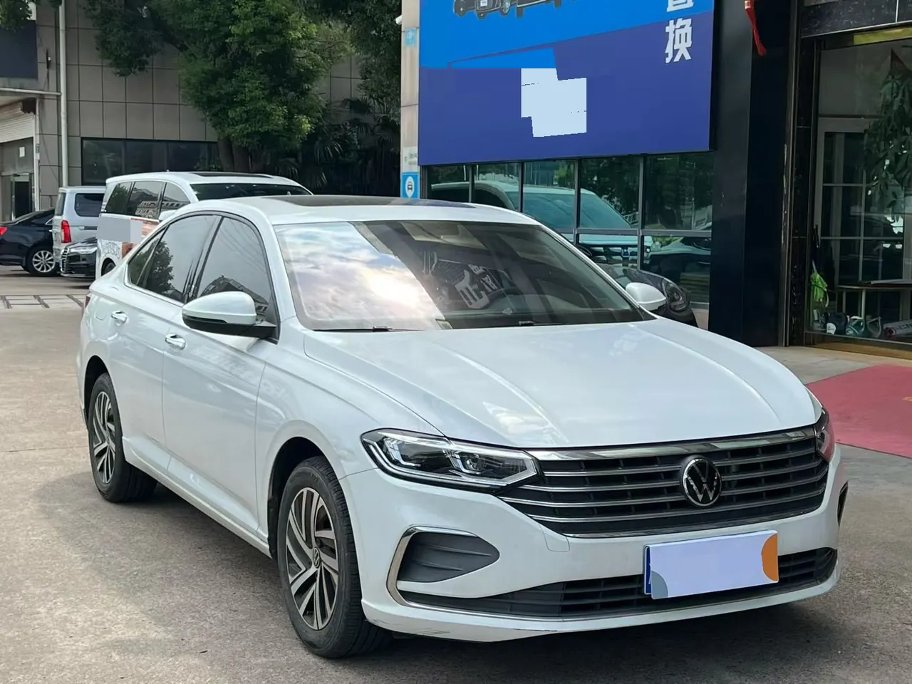 Volkswagen 2023 LaVida 1.5 5 Million Edition Automatic 3