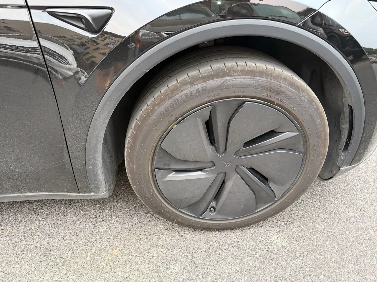 Tesla 2026 Model Y Rear-Wheel-Drive Automatic 5