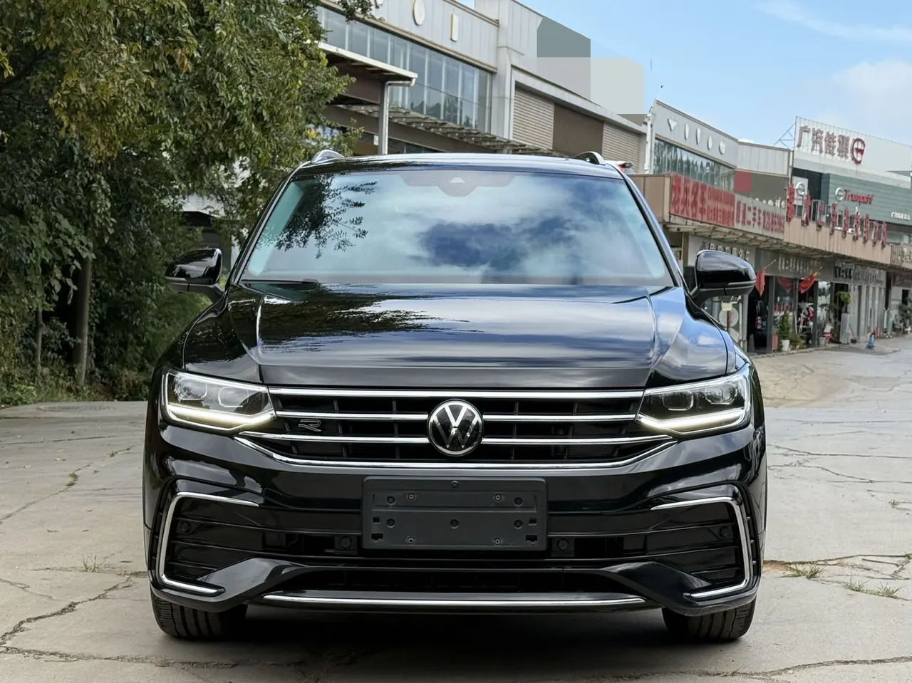 Volkswagen 2023 Tiguan L R-Line 2.0TSI 330TSI Two-Drive R-Line Overdrive Automatic Gear 2