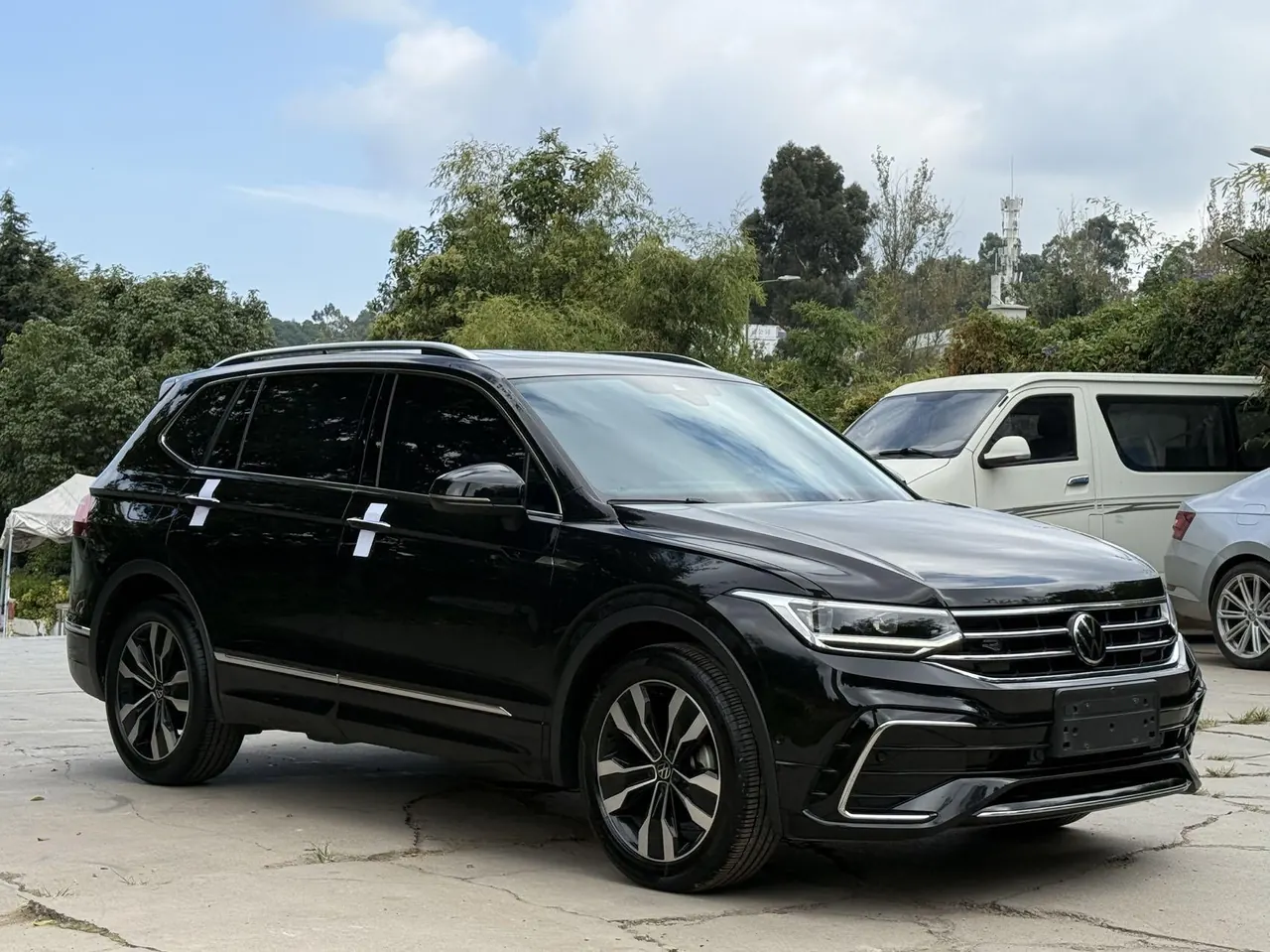Volkswagen 2023 Tiguan L R-Line 2.0TSI 330TSI Two-Drive R-Line Overdrive Automatic Gear 3
