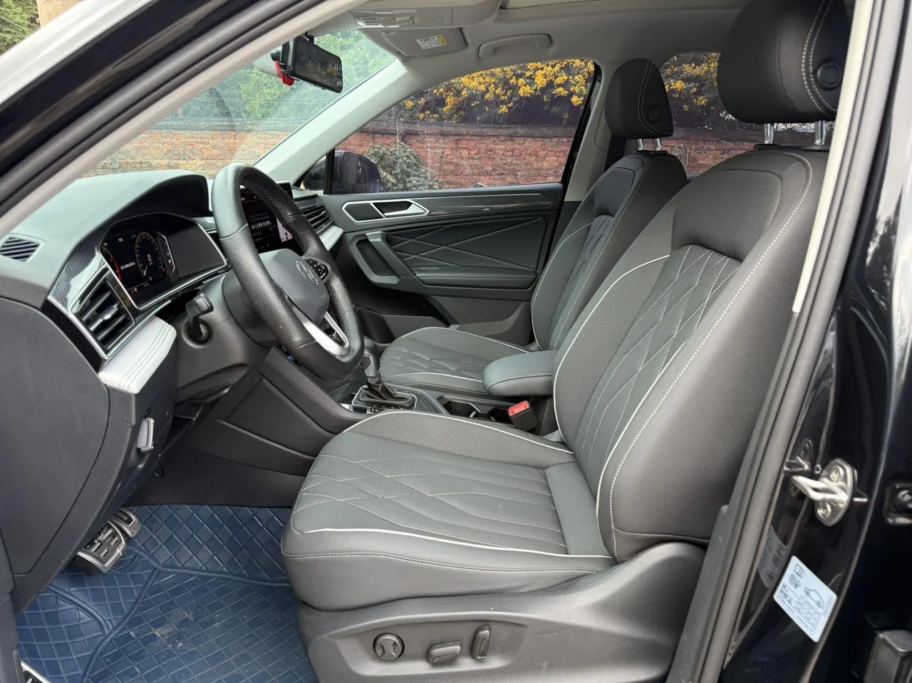 Volkswagen 2023 Tiguan L R-Line 2.0TSI 330TSI Two-Drive R-Line Overdrive Automatic Gear 4