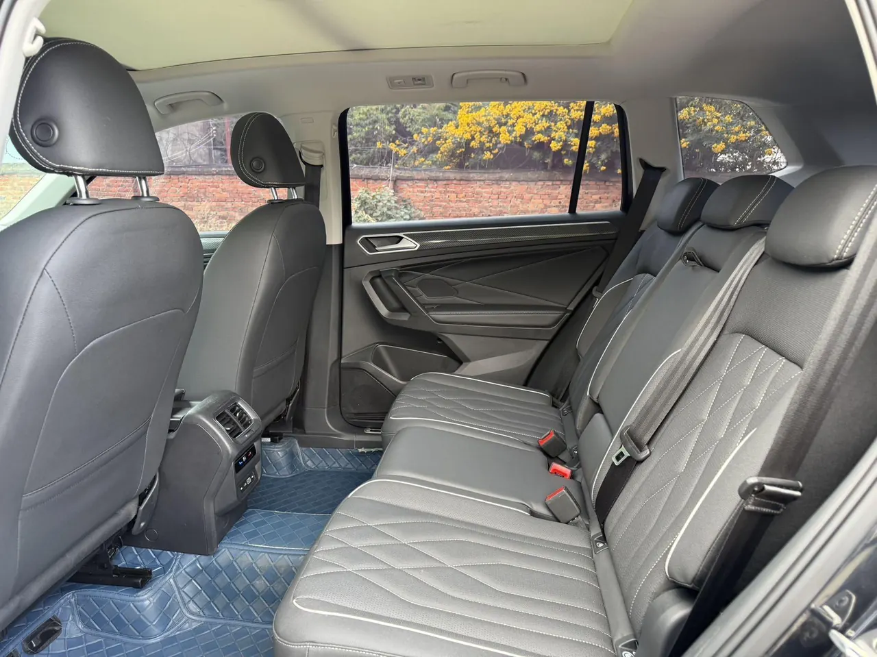 Volkswagen 2023 Tiguan L R-Line 2.0TSI 330TSI Two-Drive R-Line Overdrive Automatic Gear 5