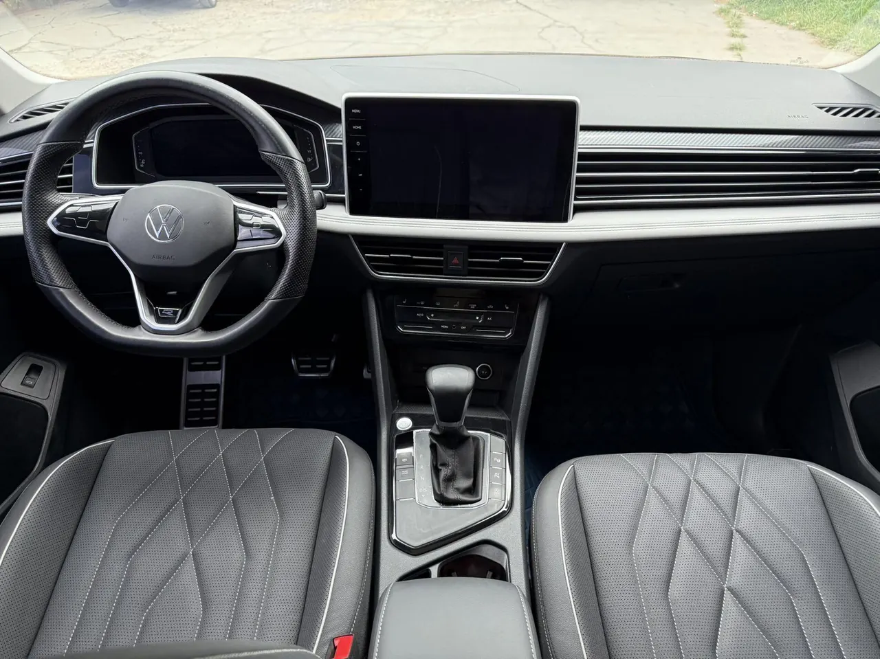 Volkswagen 2023 Tiguan L R-Line 2.0TSI 330TSI Two-Drive R-Line Overdrive Automatic Gear 6