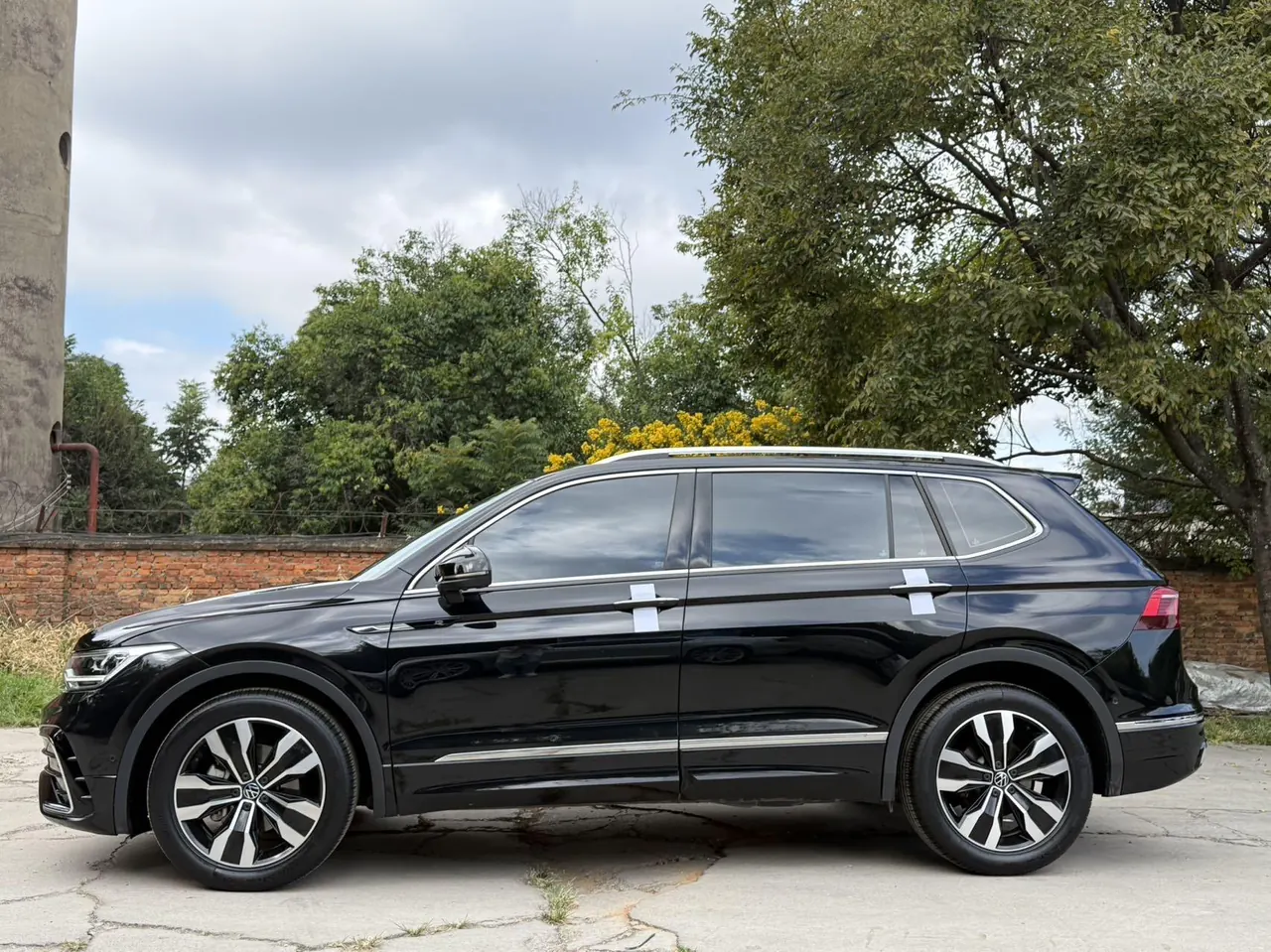 Volkswagen 2023 Tiguan L R-Line 2.0TSI 330TSI Two-Drive R-Line Overdrive Automatic Gear 7