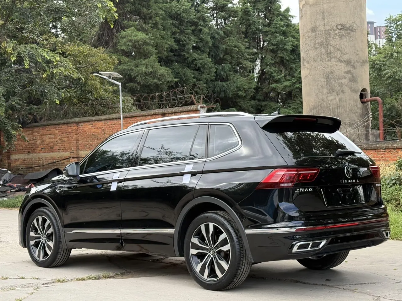 Volkswagen 2023 Tiguan L R-Line 2.0TSI 330TSI Two-Drive R-Line Overdrive Automatic Gear 9