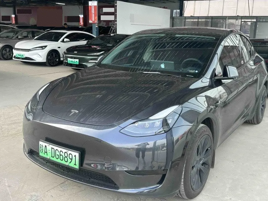 Open image lightbox: Tesla 2024 Model Y rear-wheel drive version automatic transmission
