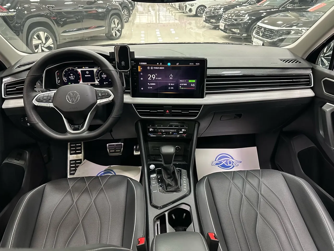 Volkswagen 2024 Tiguan L R-Line 2.0TSI 330TSI Two-Drive R-Line Overdrive Automatic Gear 3