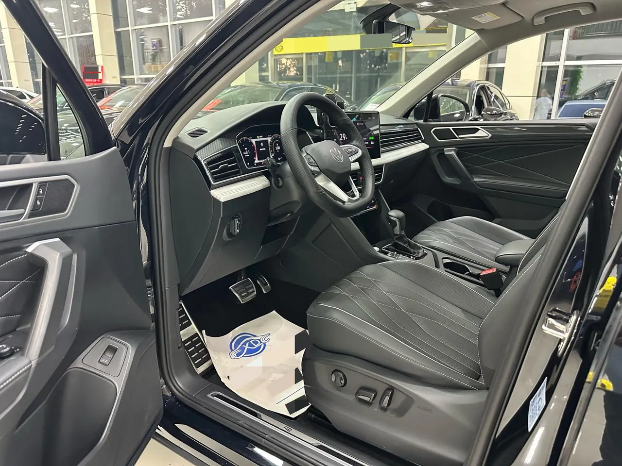 Volkswagen 2024 Tiguan L R-Line 2.0TSI 330TSI Two-Drive R-Line Overdrive Automatic Gear 4