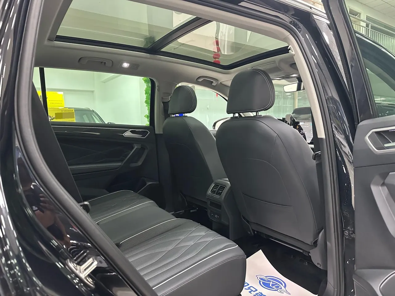Volkswagen 2024 Tiguan L R-Line 2.0TSI 330TSI Two-Drive R-Line Overdrive Automatic Gear 6