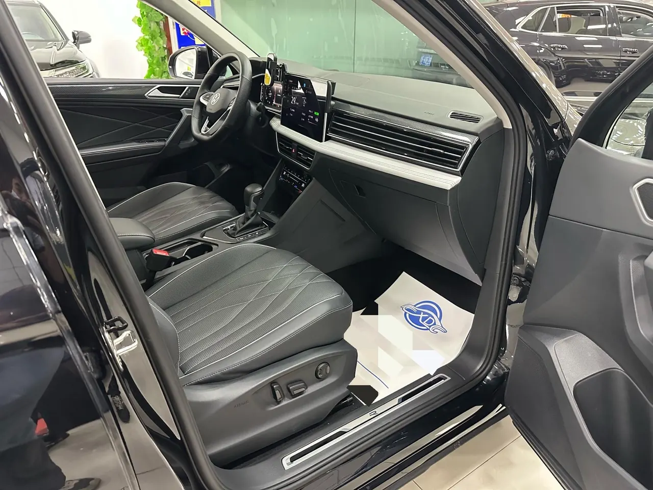 Volkswagen 2024 Tiguan L R-Line 2.0TSI 330TSI Two-Drive R-Line Overdrive Automatic Gear 7
