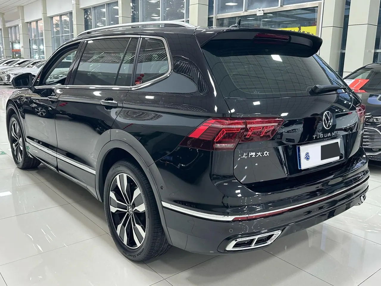 Volkswagen 2024 Tiguan L R-Line 2.0TSI 330TSI Two-Drive R-Line Overdrive Automatic Gear 9