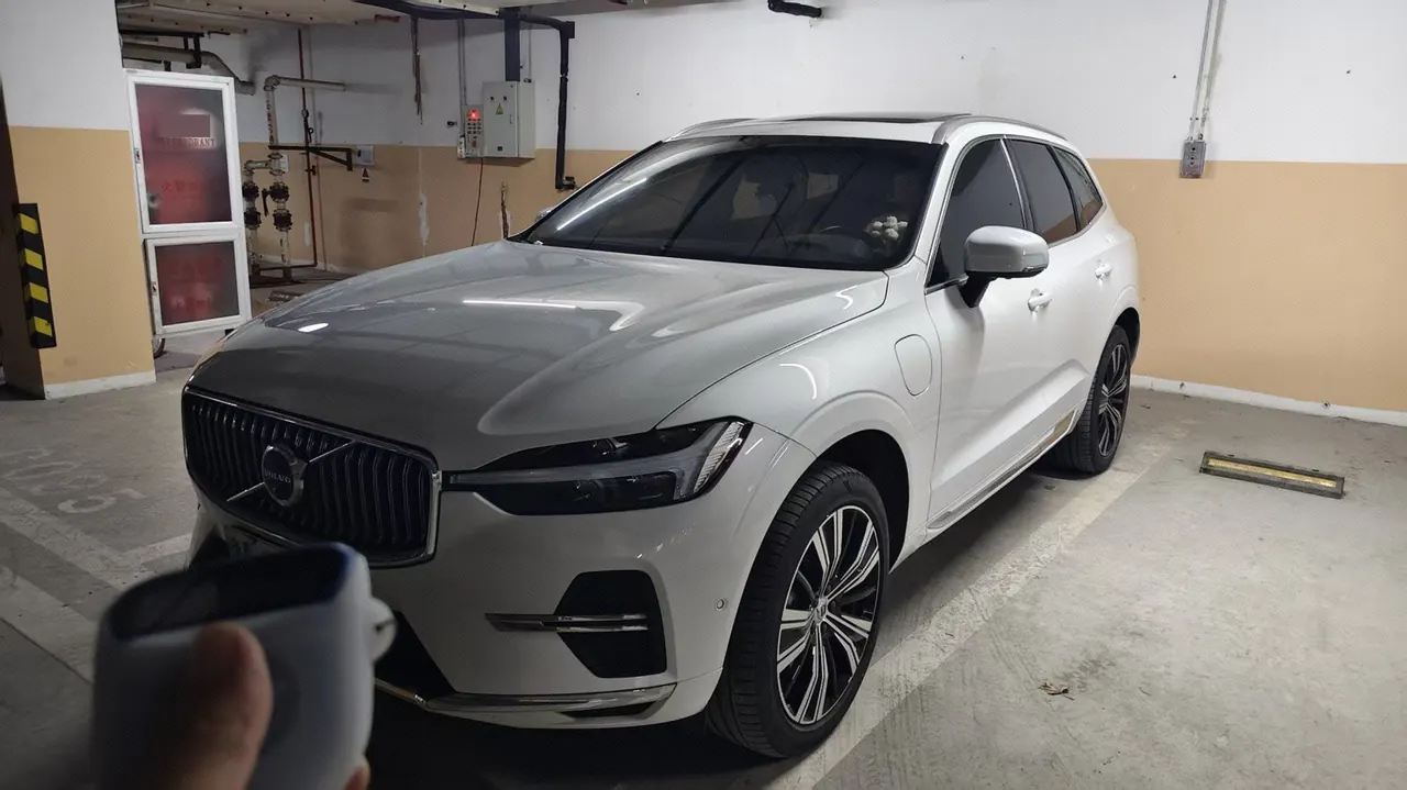 Volvo XC60 New Energy 2023 XC60 PHEV 2.0T T8 Long Endurance Four-wheel Drive Zhiya Deluxe Edition Automatic Gear - View 1