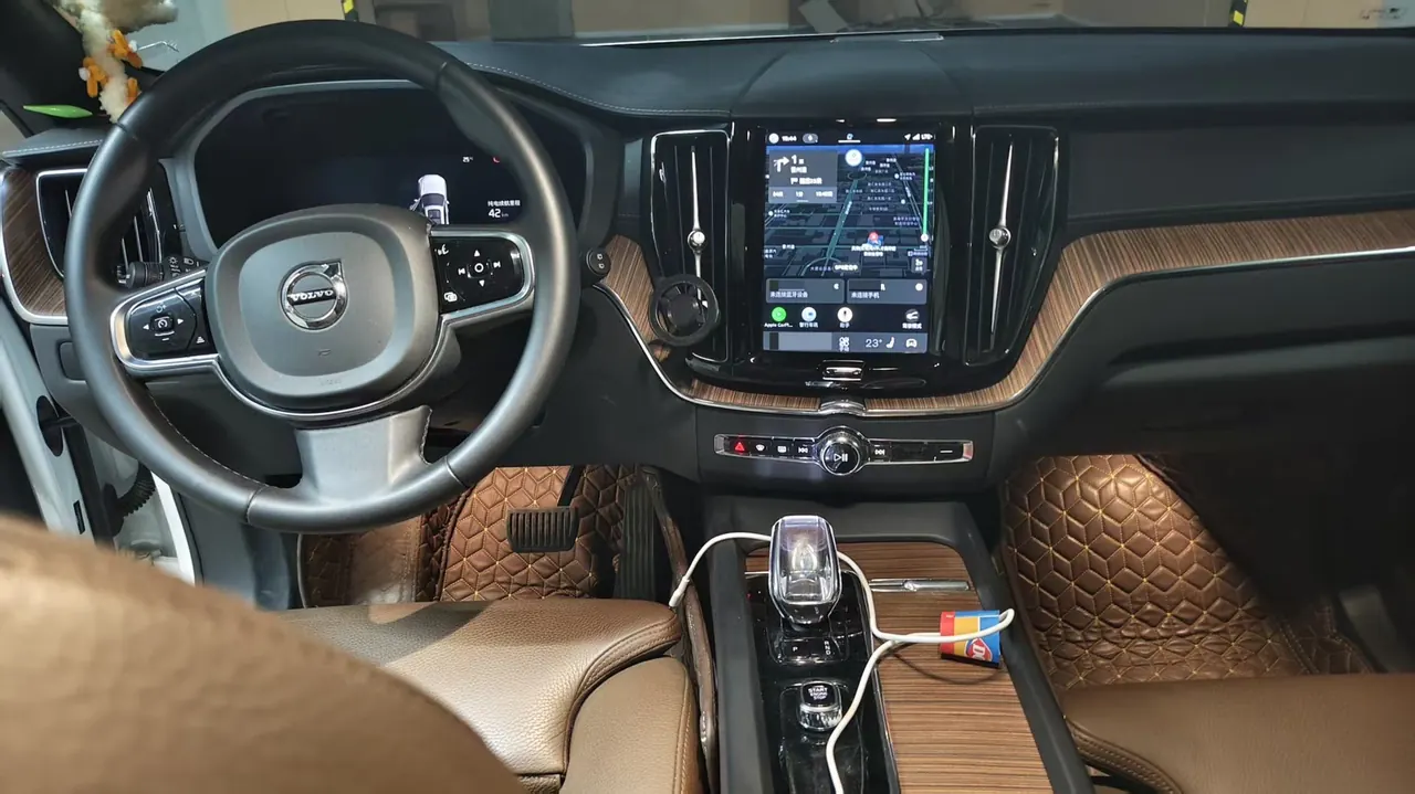 Volvo XC60 New Energy 2023 XC60 PHEV 2.0T T8 Long Endurance Four-wheel Drive Zhiya Deluxe Edition Automatic Gear 3