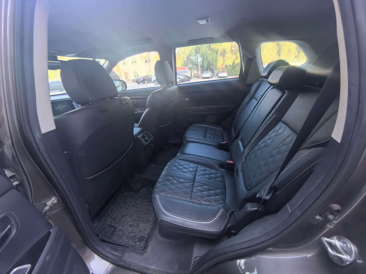 Mitsubishi 2020 Outlander 2.4 stepless four-wheel drive to enjoy the version of 7-seat automatic gear 5