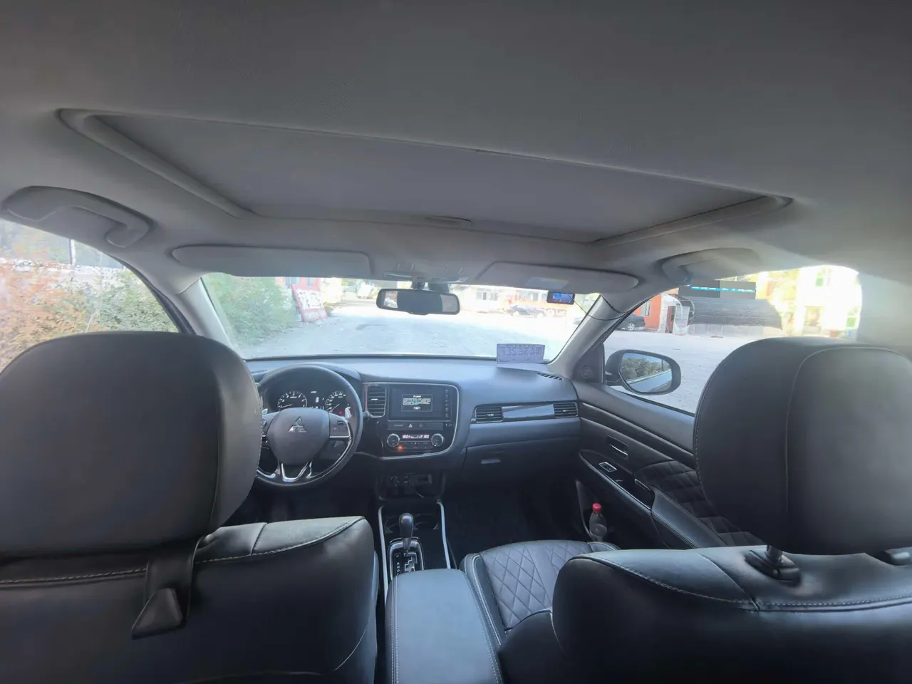 Mitsubishi 2020 Outlander 2.4 stepless four-wheel drive to enjoy the version of 7-seat automatic gear 9