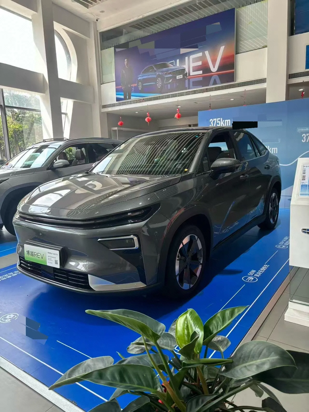 打开图片灯箱:Geely 2026 Boyue REV 220km Long Endurance Platinum Extended Range Smart Edition Automatic Gear