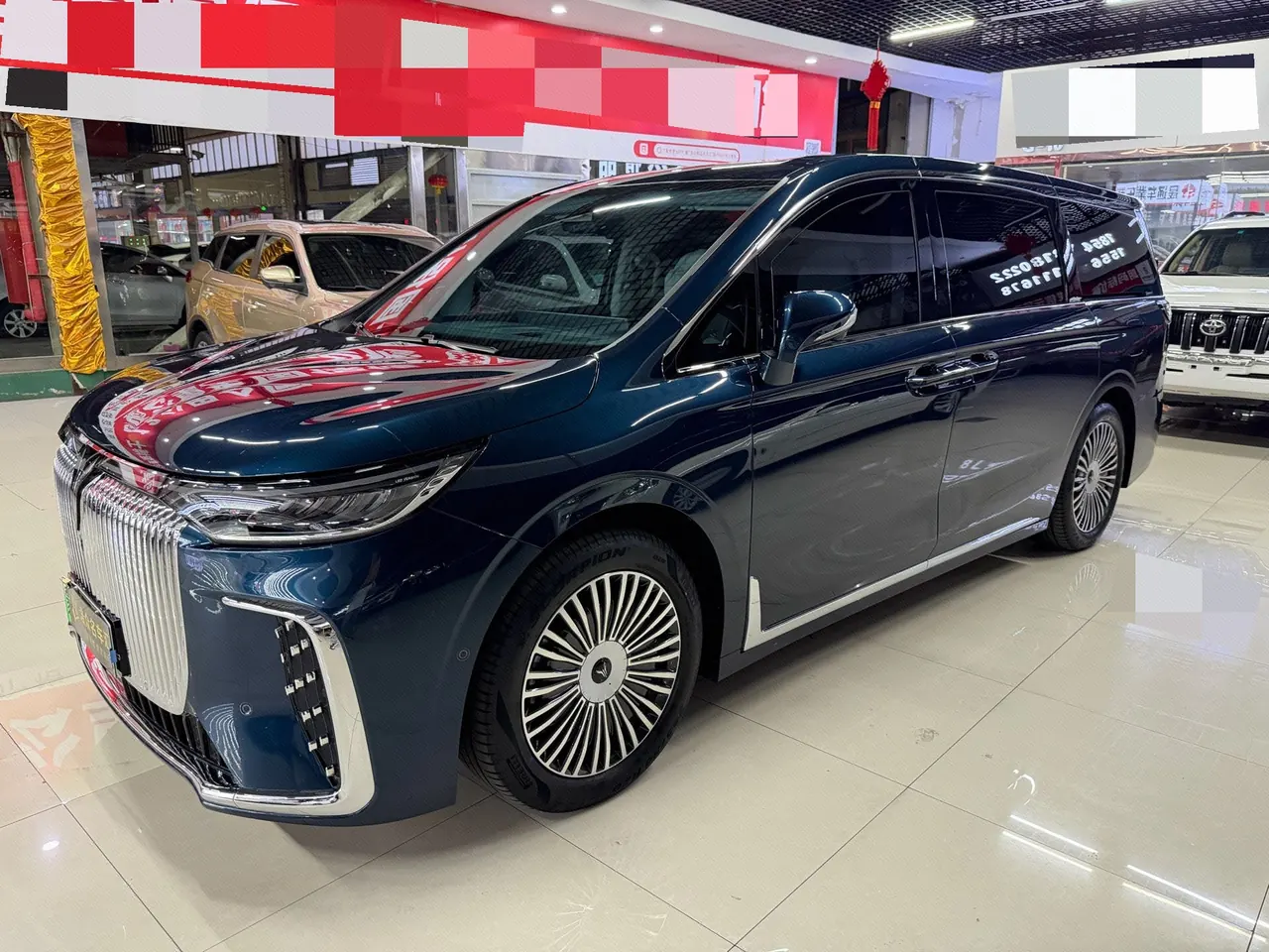 Открыть галерею: Voyah 2025 dreamers PHEV 1.5T four-wheel drive distinguished Kunpeng version automatic gear