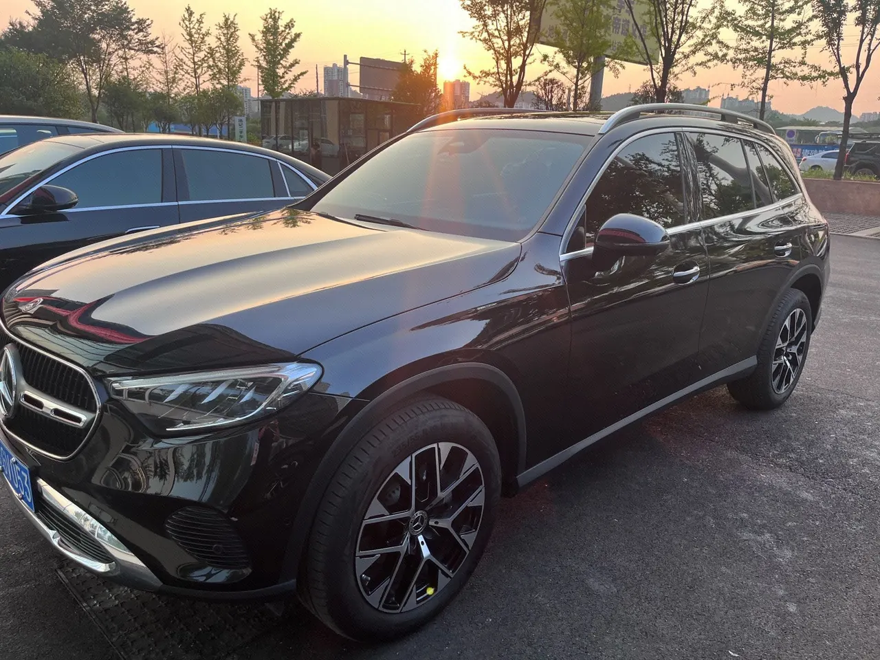 Открыть галерею: Mercedes Benz 2025 GLC 260 L 4MATIC 48V 2.0T Dynamic 5-seat Automatic Gear