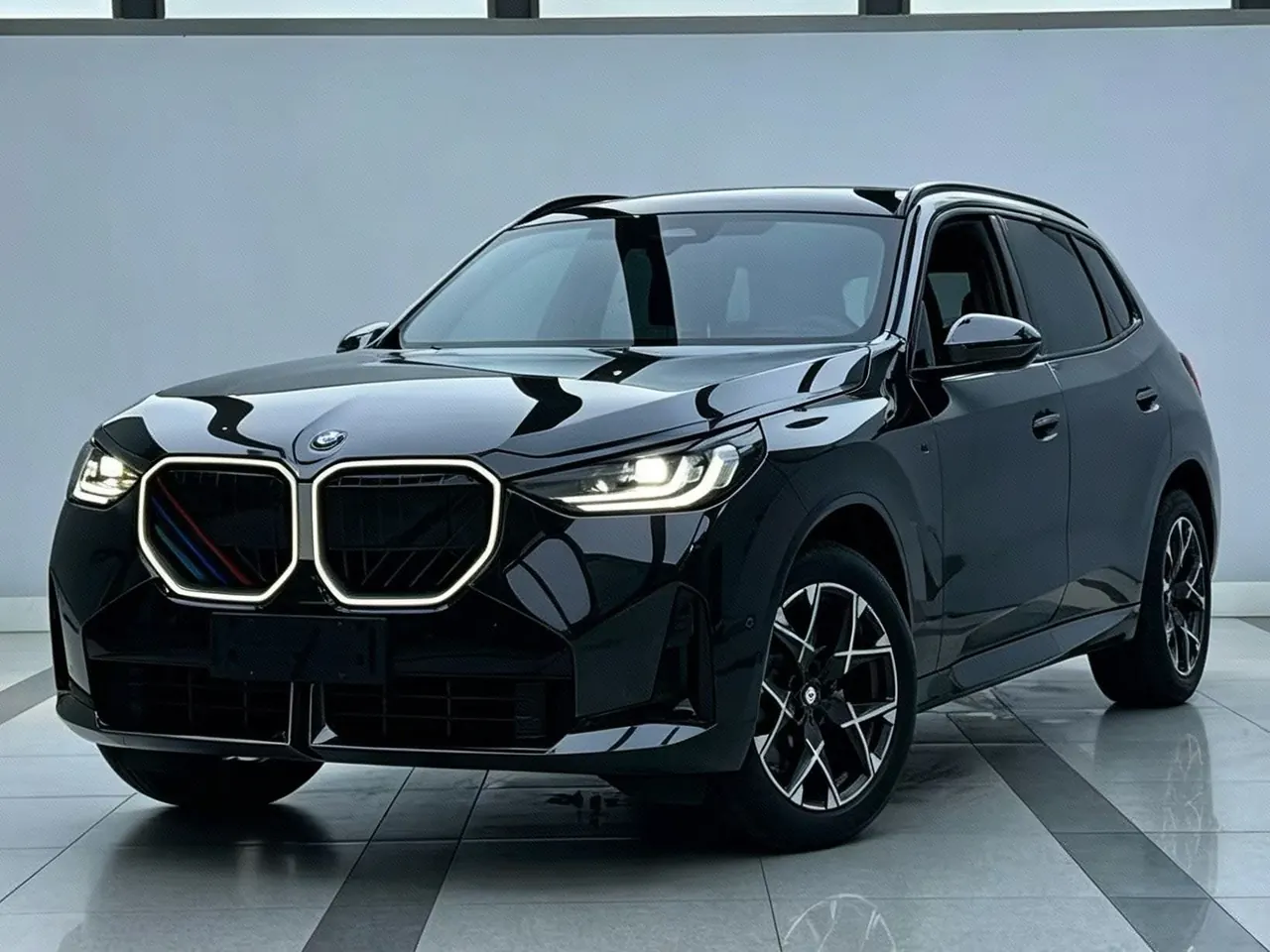 打开图片灯箱:BMW 2026 X3 xDrive25L 2.0T M sports obsidian night suit automatic gear