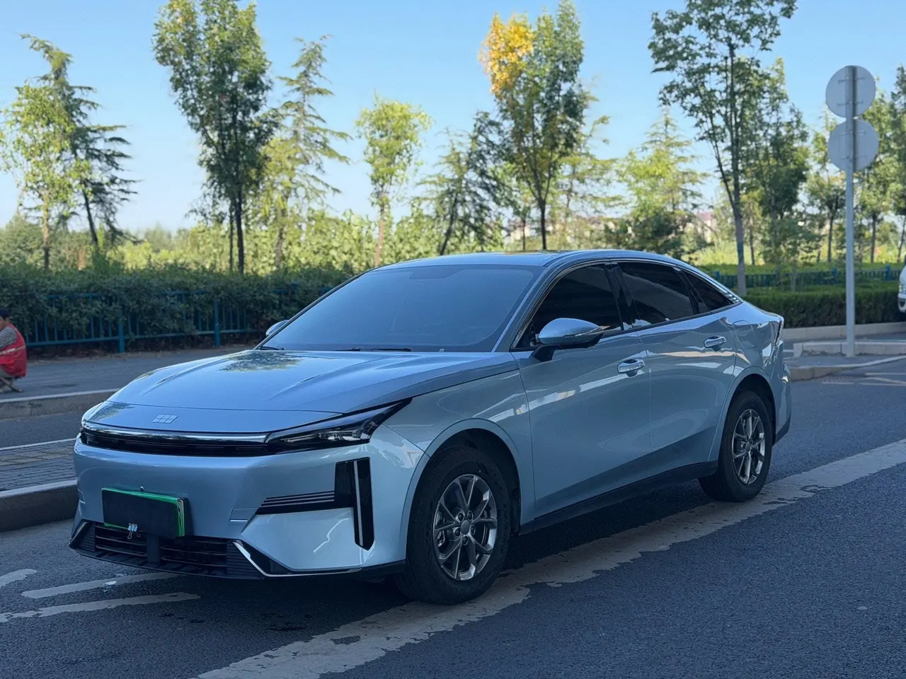 Open image lightbox: Geely Galaxy 2025 L6 EM-i 1.5 60km Discovery Edition Automatic Gear