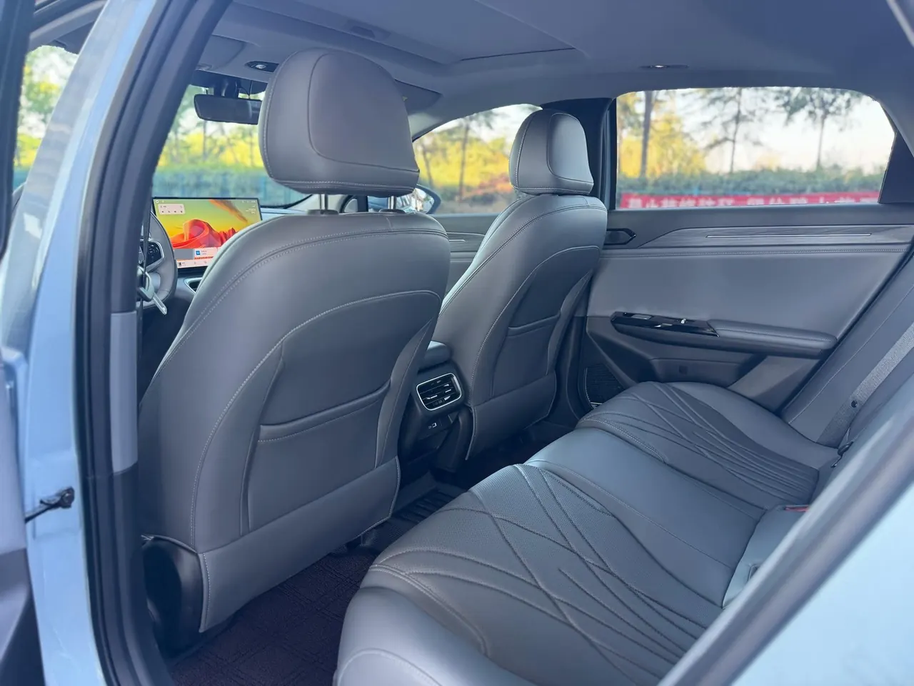 Geely Galaxy 2025 L6 EM-i 1.5 60km Discovery Edition Automatic Gear 4