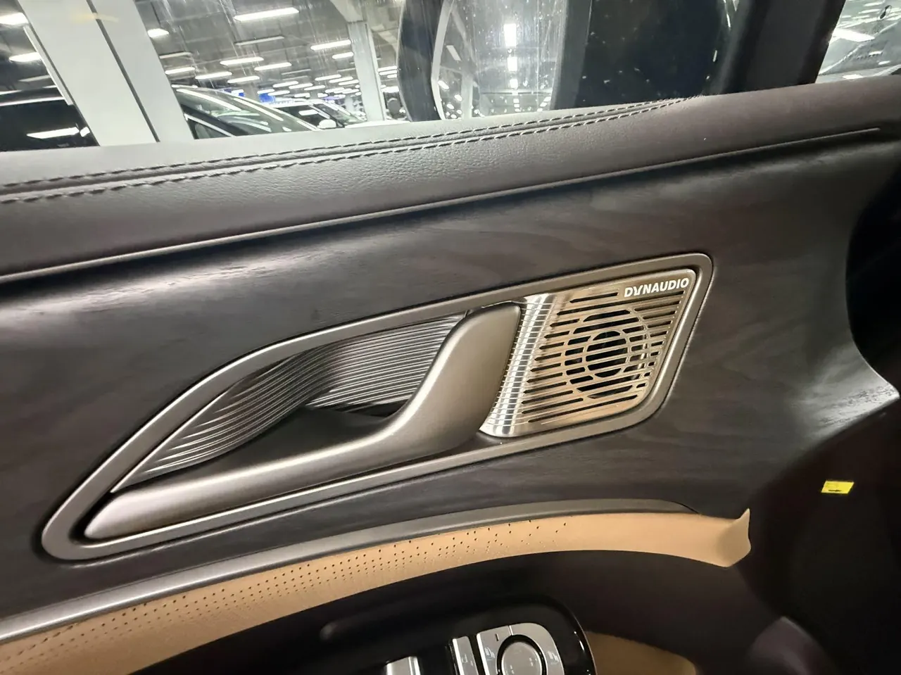 Открыть галерею: Denza 2024 Denza D9 DM-i 1.5T stepless 970 luxury automatic gear