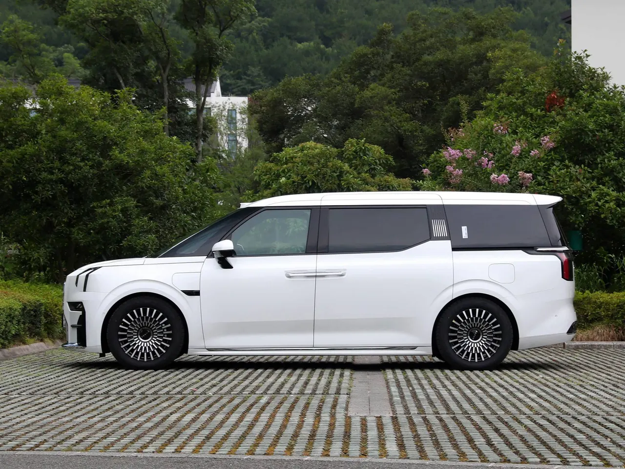 Zeekr 2024 Zeekr 009 seven-seat aisle version four-wheel drive 108kWh automatic gear 2