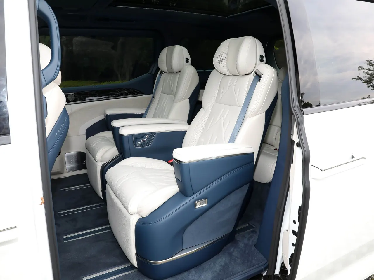 Zeekr 2024 Zeekr 009 seven-seat aisle version four-wheel drive 108kWh automatic gear 5