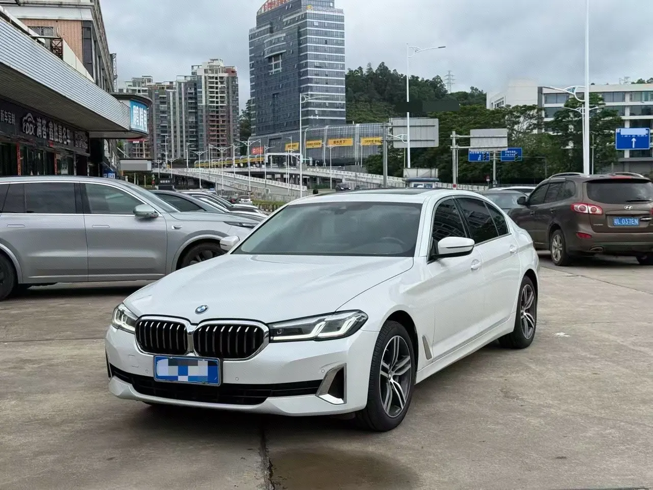 Открыть галерею: BMW 5 Series 2021 530Li 2.0T Leading Luxury Suit Automatic Gear