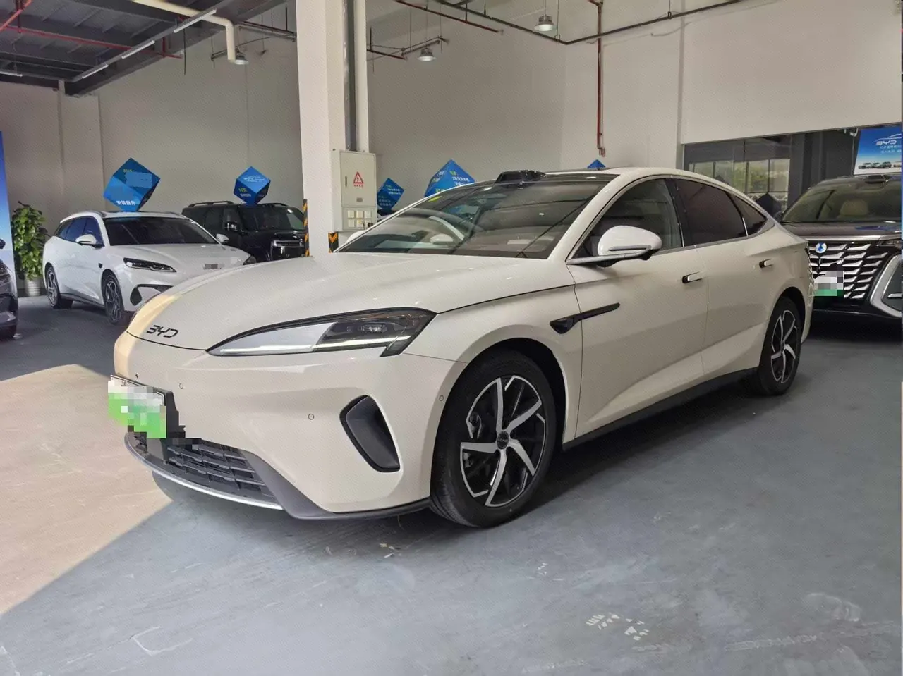 Открыть галерею: BYD 2026 Seal 07 DM-i 1.5T CVT 230km Flagship Automatic