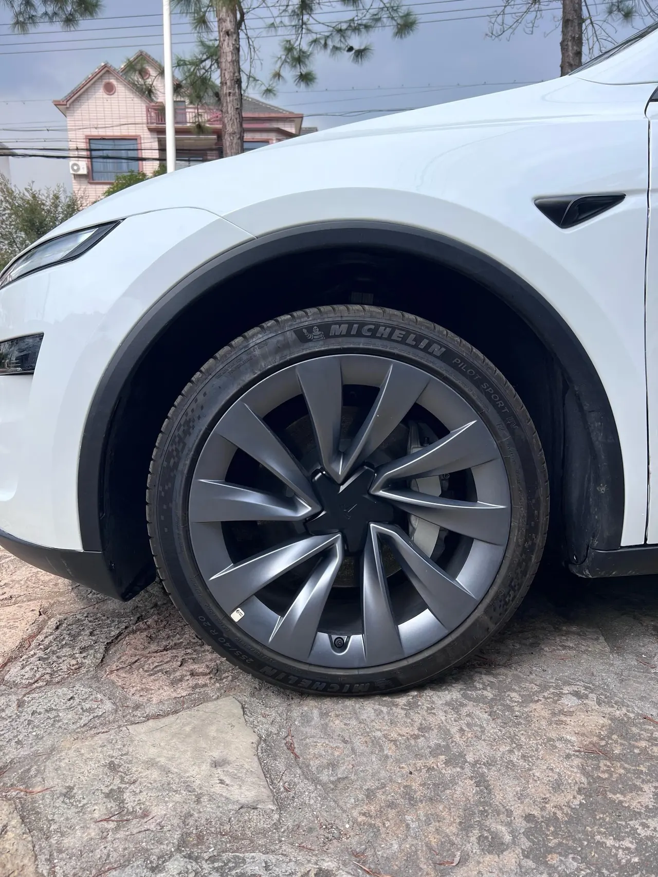 Tesla 2026 Model Y Rear-Wheel-Drive Automatic 2