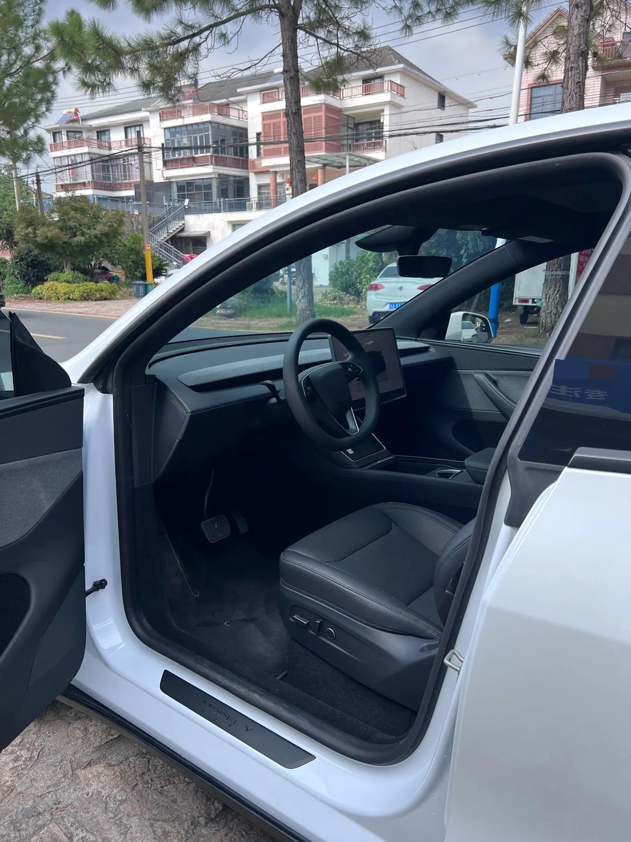Tesla 2026 Model Y Rear-Wheel-Drive Automatic 5