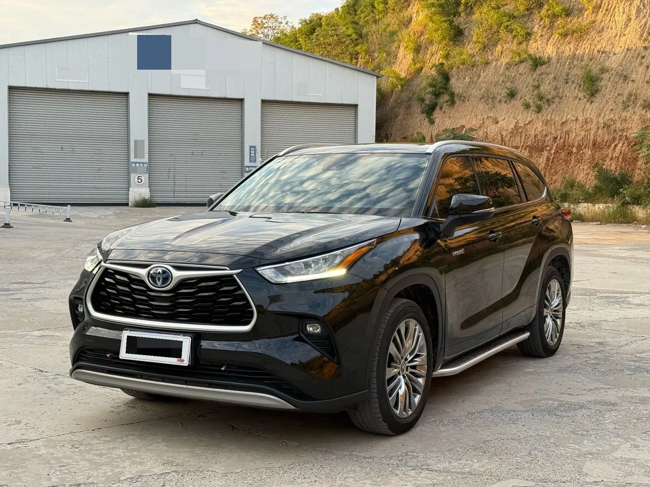 打开图片灯箱:Toyota 2024 Highlander Dual Engine 2.5 Stepless Intelligent Electric Hybrid Four-wheel Drive Deluxe Edition 7-seat Automatic Transmission