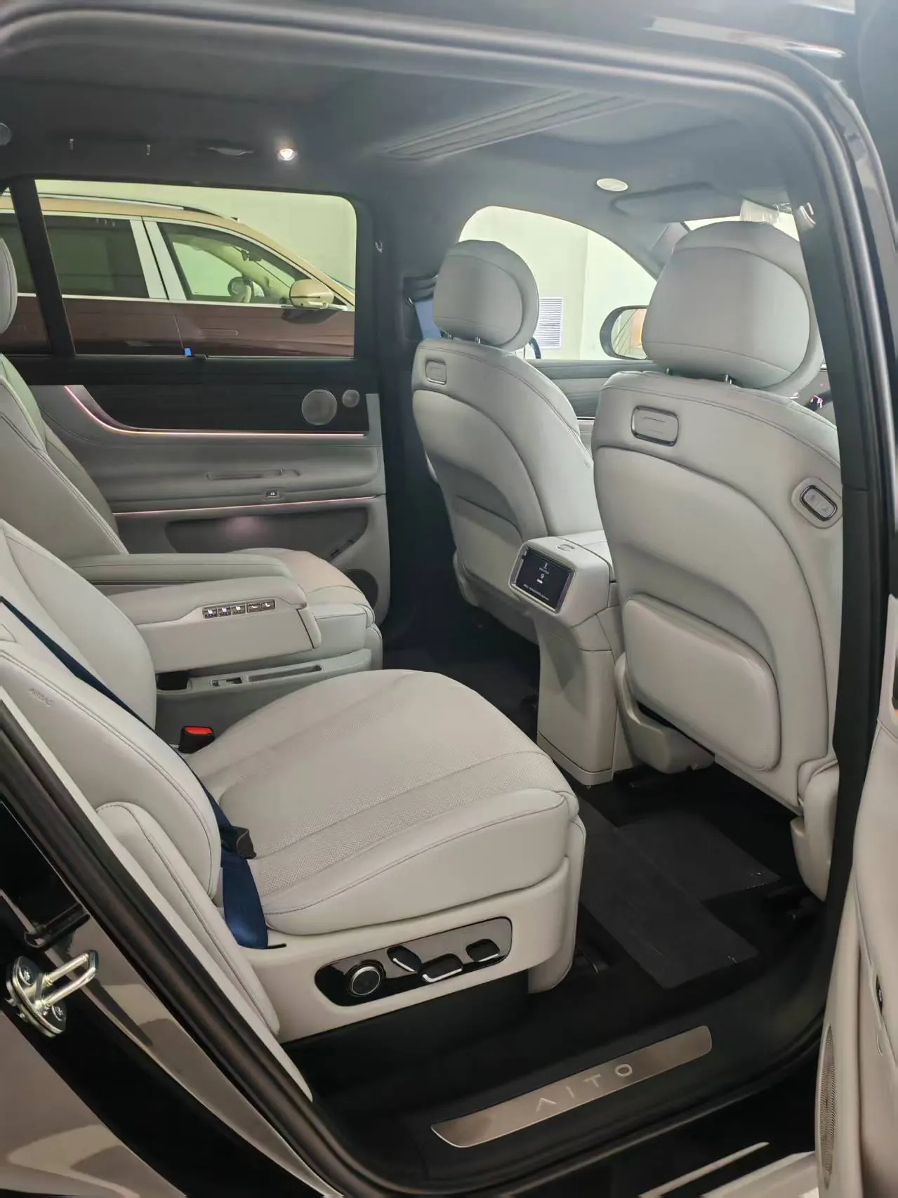 AITO 2025 AITO M9 extended range Ultra version 52kWh6 seat version automatic gear 7