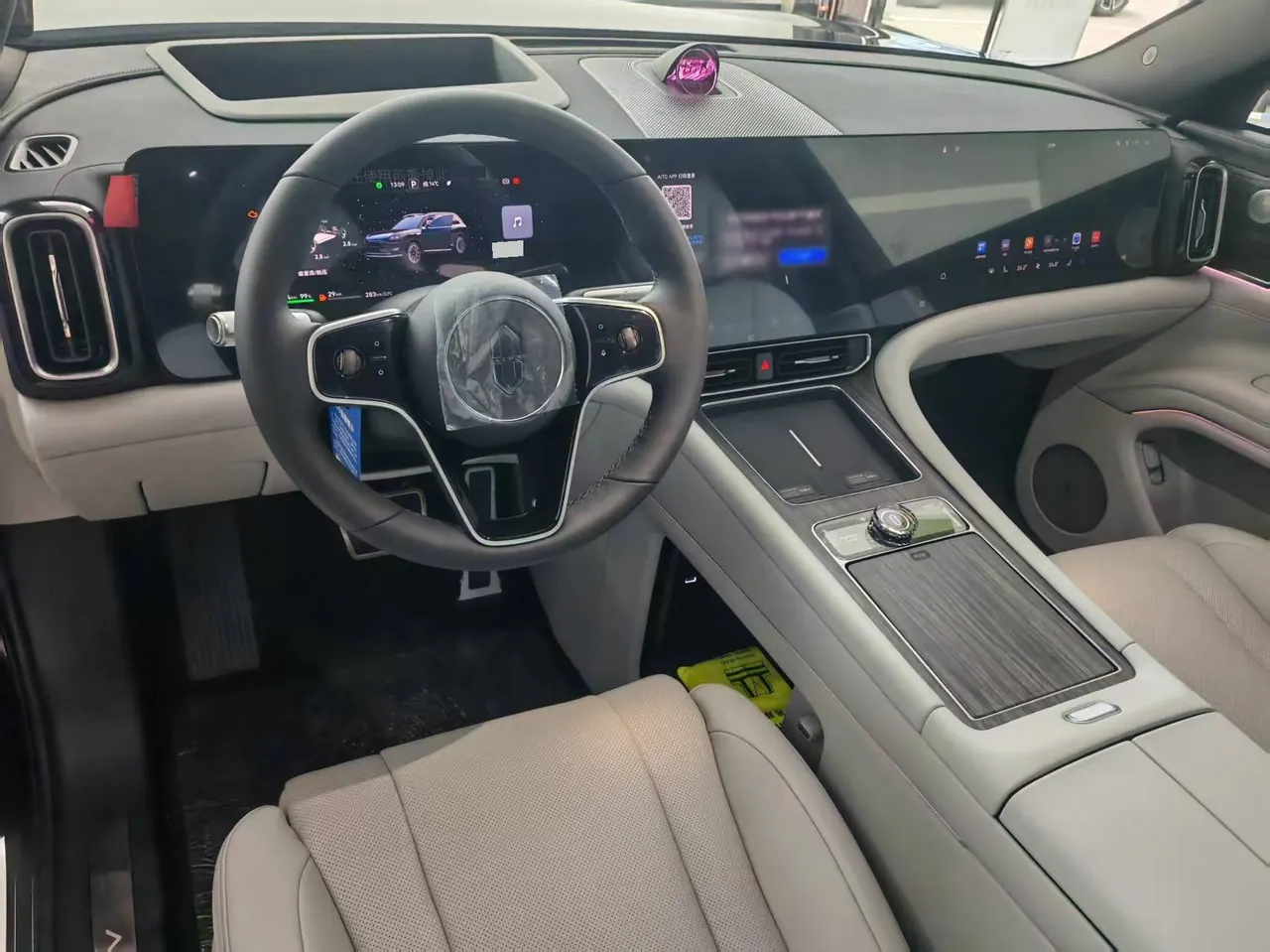 AITO 2025 AITO M9 extended range Ultra version 52kWh6 seat version automatic gear 8