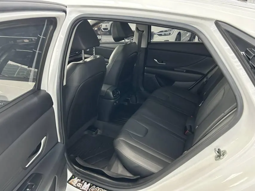 Hyundai 2022 Elantra -3-compartment 1.5 stepless LUX premium automatic gear 5