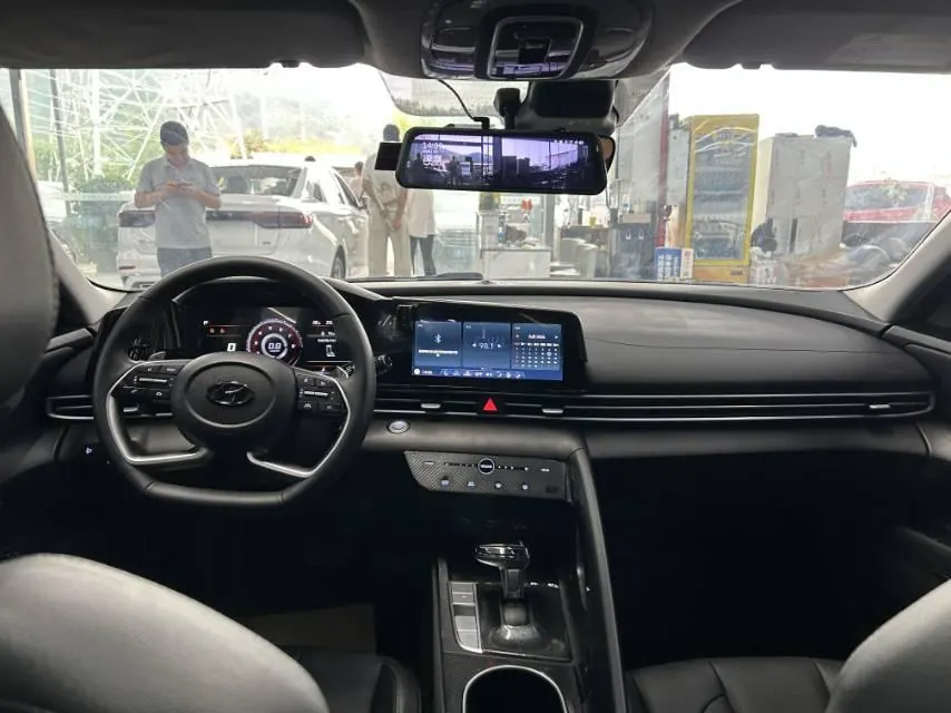 Hyundai 2022 Elantra -3-compartment 1.5 stepless LUX premium automatic gear 6