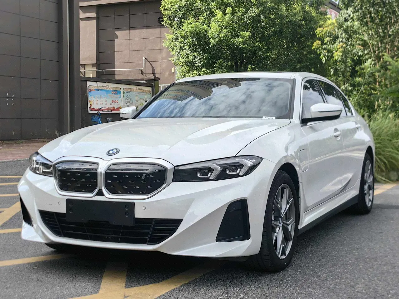 Open image lightbox: BMW 2024 i3 eDrive 35 L automatic gear