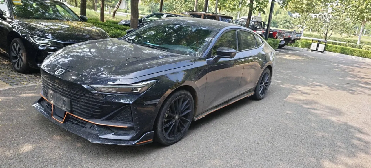 Открыть галерею: ChangAn 2023 UNI-V 1.5T Sports Edition Automatic