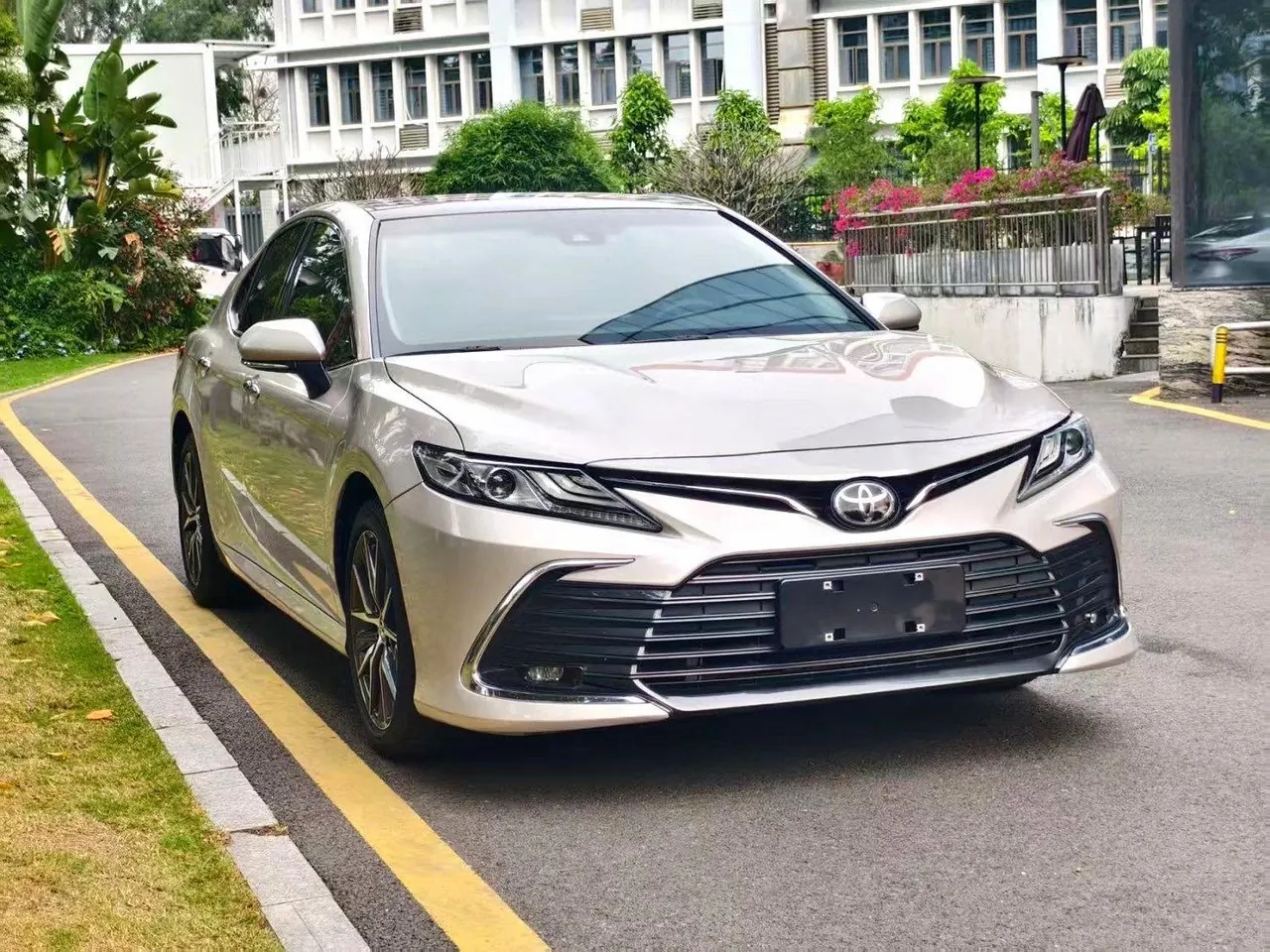 Toyota 2021 Camry 2.5G Deluxe Edition Automatic Gear 3