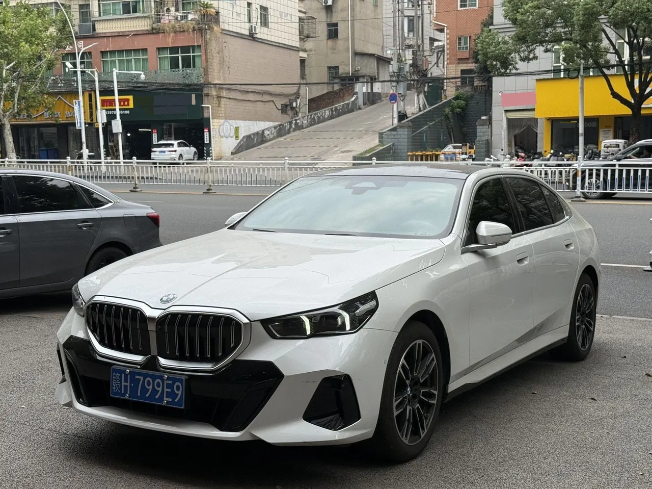 打开图片灯箱:BMW 5 Series 2026 model 525Li 48V 2.0T M Sport Package automatic transmission