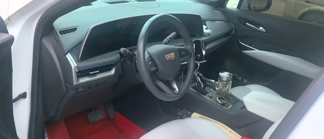Cadillac 2024 XT4 48V 2.0T 28T two-wheel drive distinguished automatic gear 2