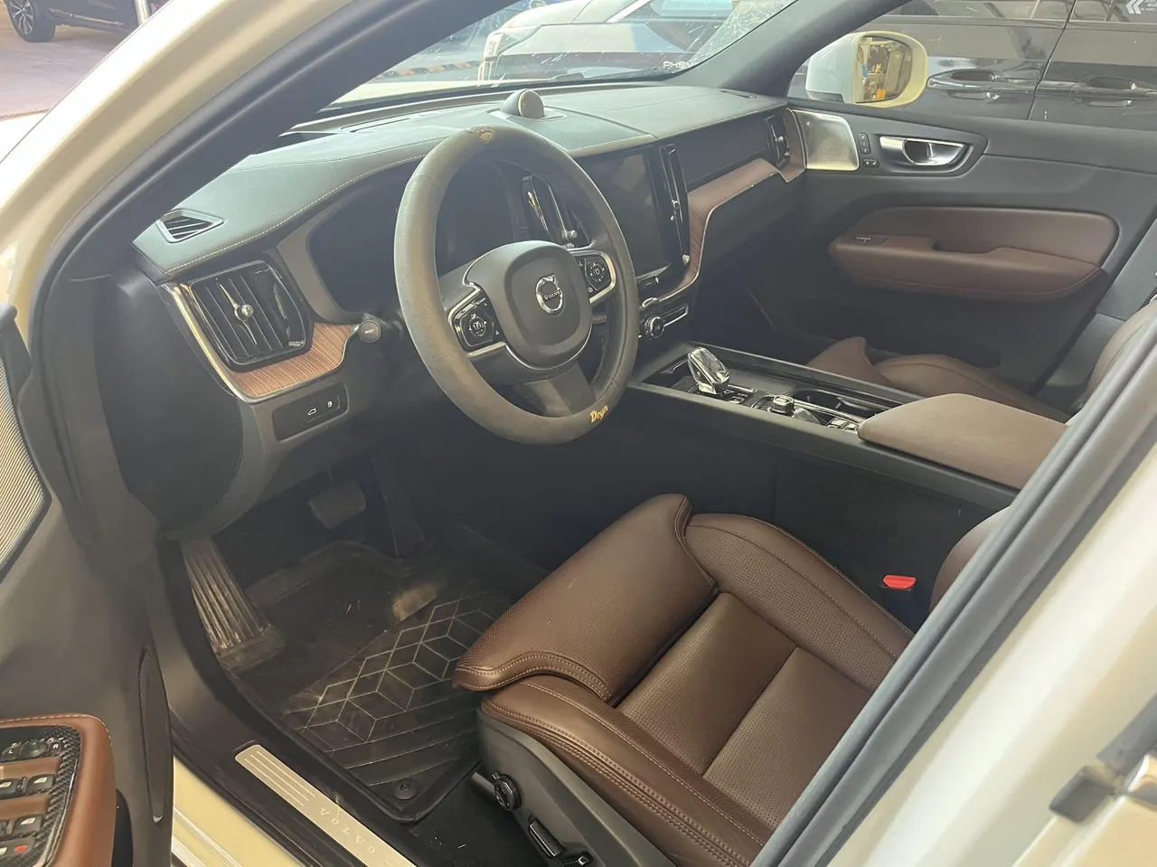 Volvo XC60 New Energy 2024 XC60 PHEV 2.0T T8 Long Endurance Four-wheel Drive Zhiya Deluxe Edition Automatic Gear 3